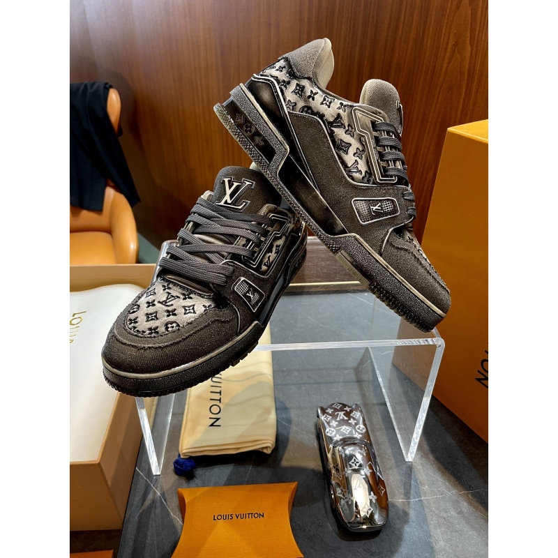 l**is V*t*n sneakers